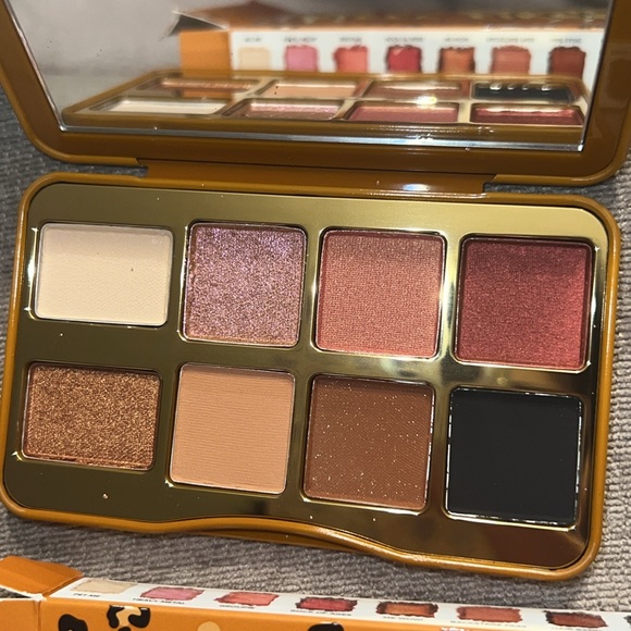 NIB Too faced kitty likes to scratch on the fly eyeshadow palette - Picture 2 of 4
